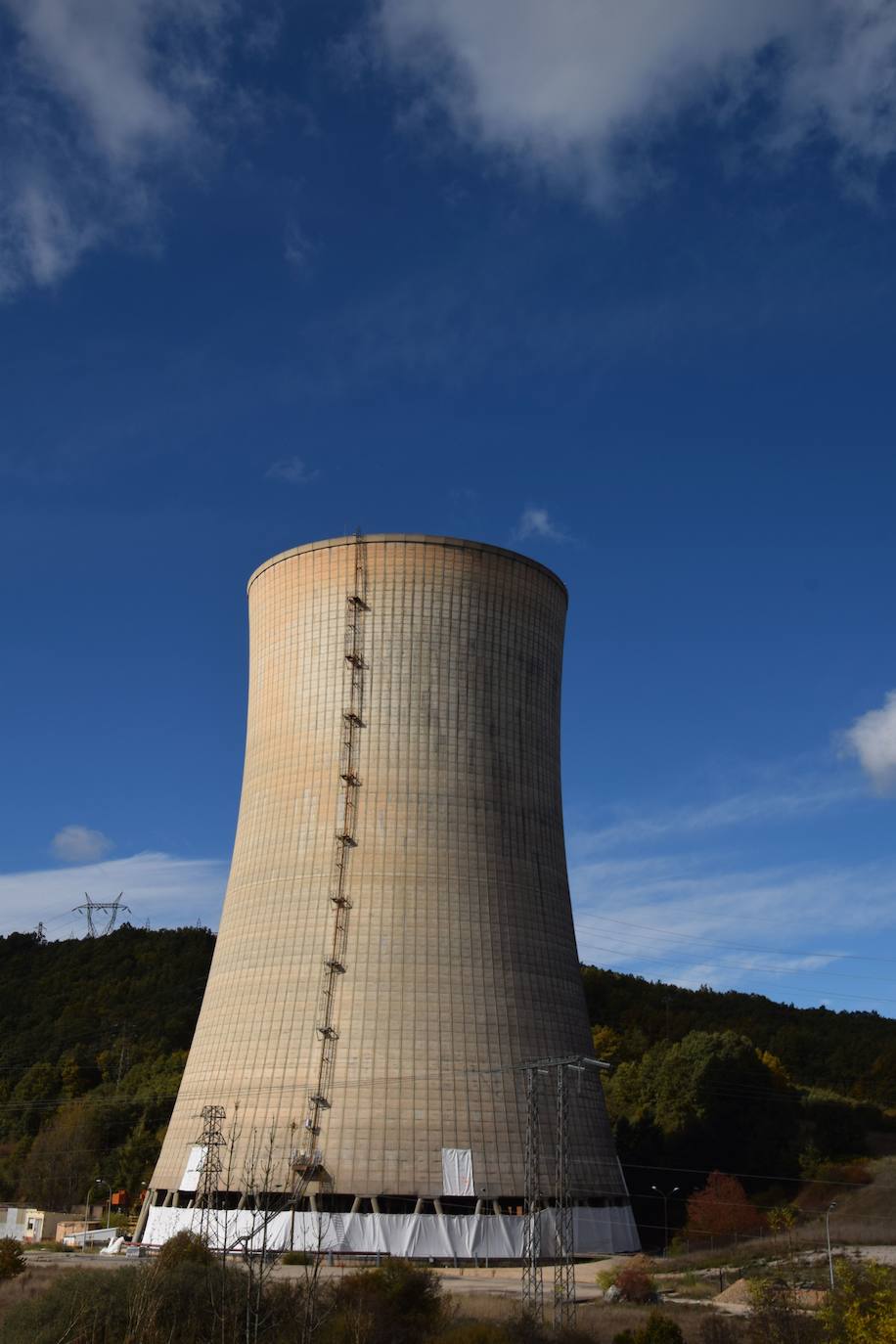 Fotos: Preparan la voladura de la torre de refrigeración de la Térmica de Velilla