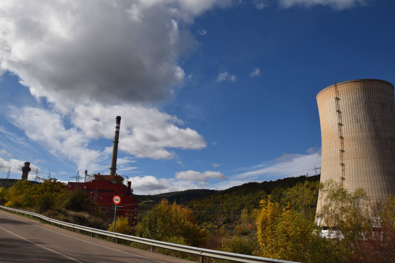 Fotos: Preparan la voladura de la torre de refrigeración de la Térmica de Velilla
