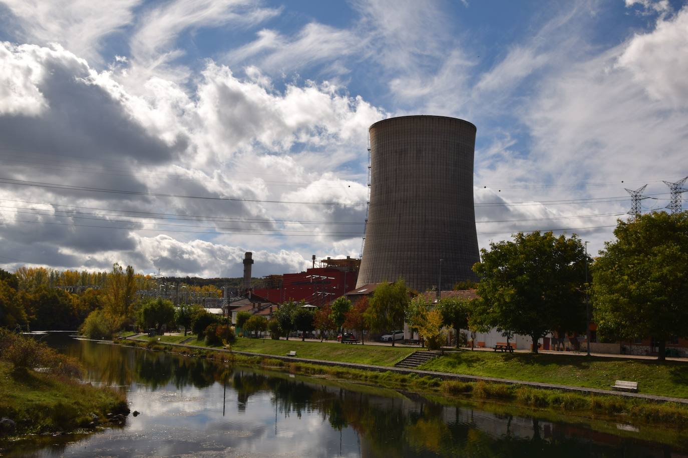 Fotos: Preparan la voladura de la torre de refrigeración de la Térmica de Velilla