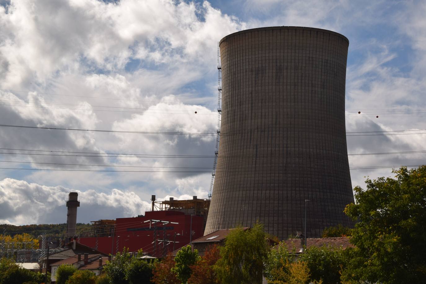 Fotos: Preparan la voladura de la torre de refrigeración de la Térmica de Velilla
