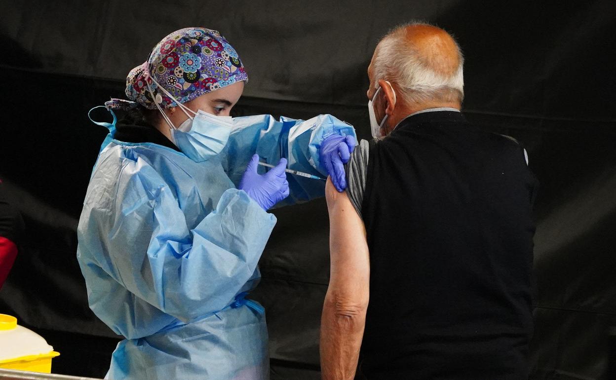 Un señor recibe una dosis de vacuna frente a la covid. 