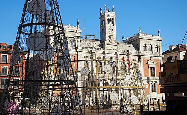 El Árbol de los Deseos luce ya en la Plaza Mayor de Valladolid
