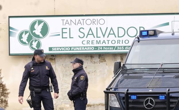 La jueza autoriza a la Policía a volver a entrar en el tanatorio de El Salvador