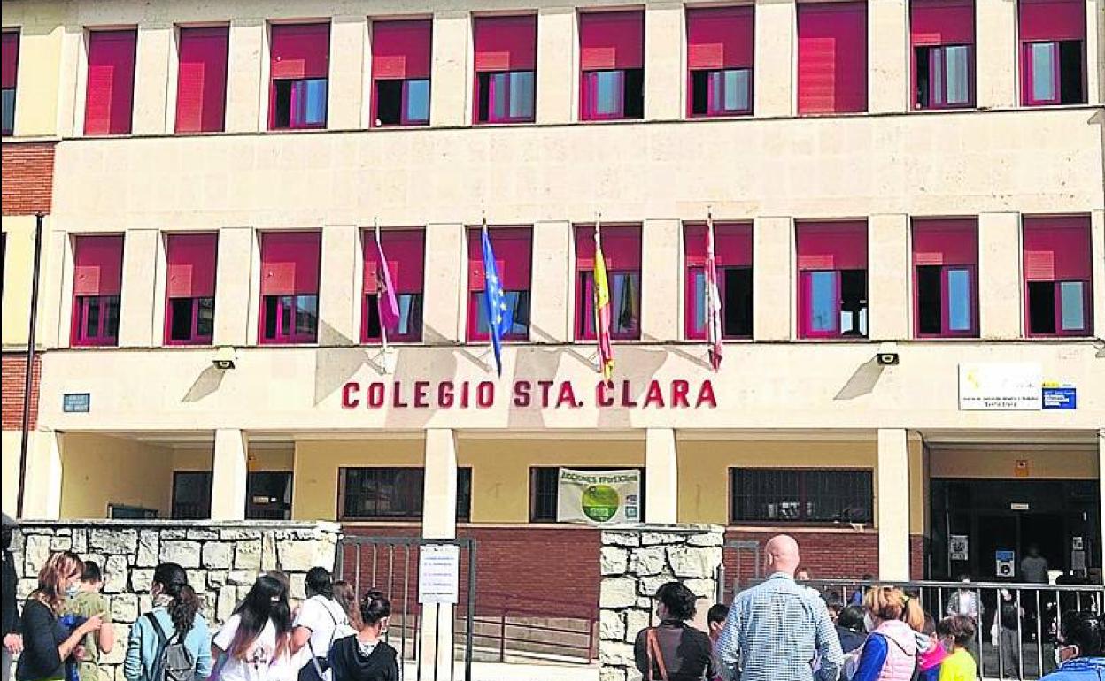 Operarios montan placas solares en el tejado del colegio Santa Clara. 