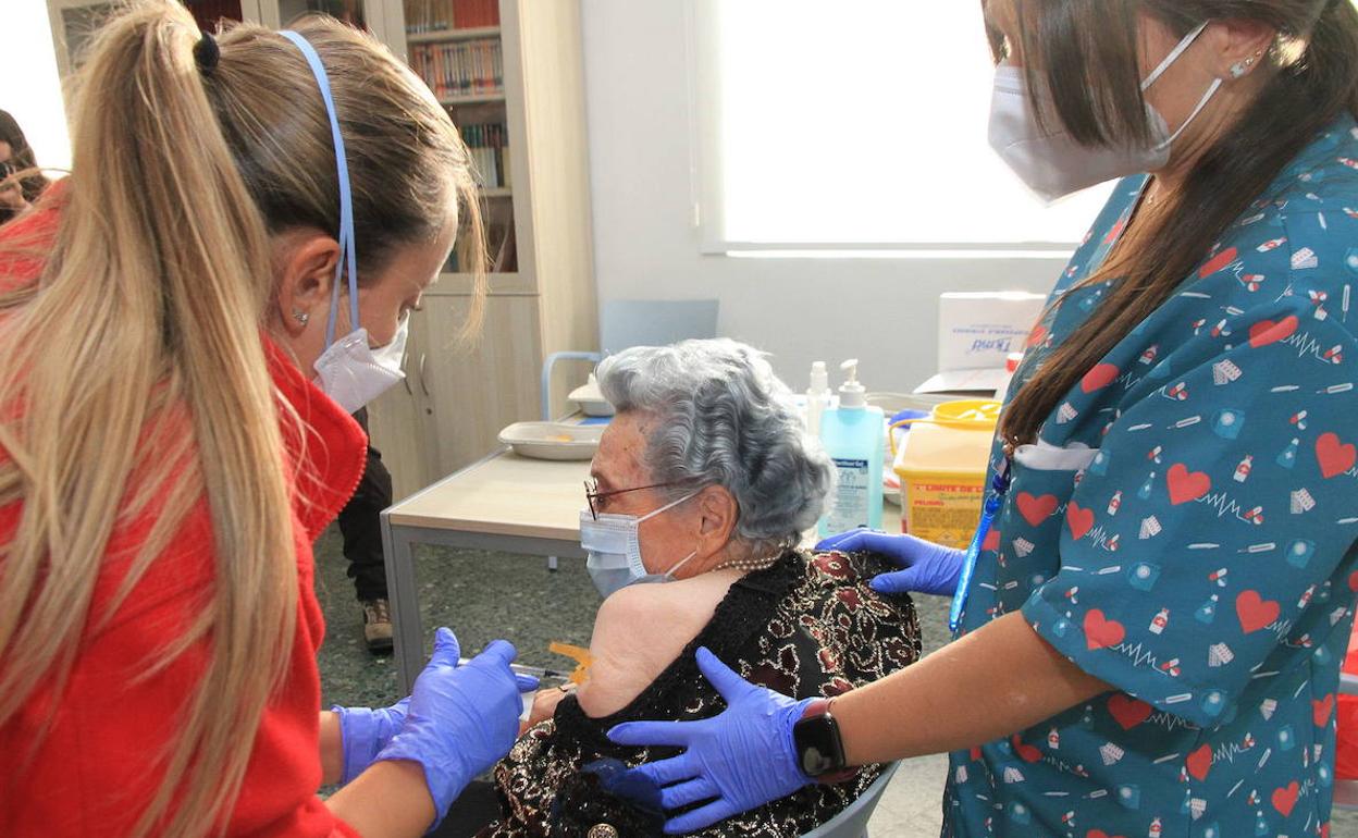 Una mujer recibe la tercera dosis de la vacuna contra el coronavirus en Segovia. 