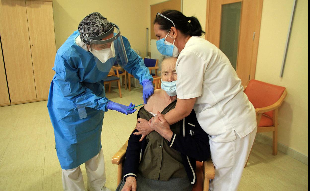 Vacunación contra la covid en un centro residencial de Carbonero el Mayor. 