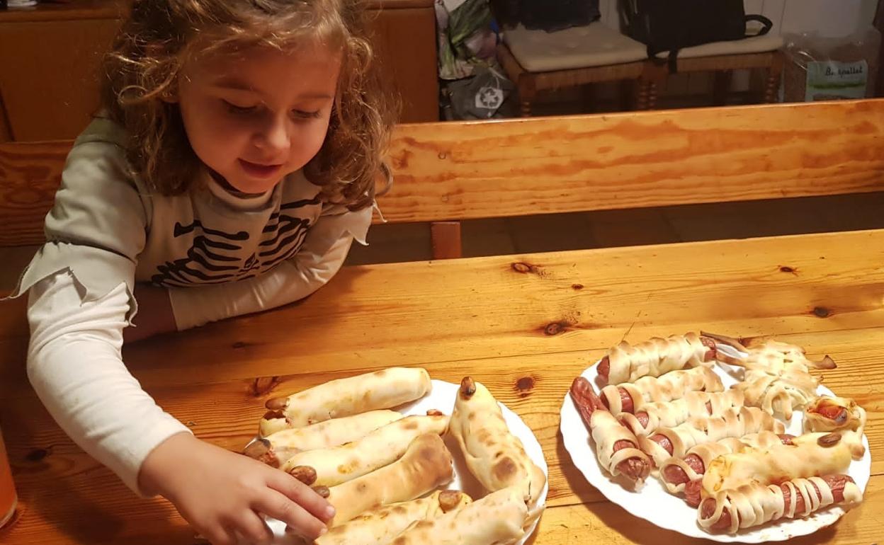 Nora elaborando los dedos de bruja con masa de hojaldre