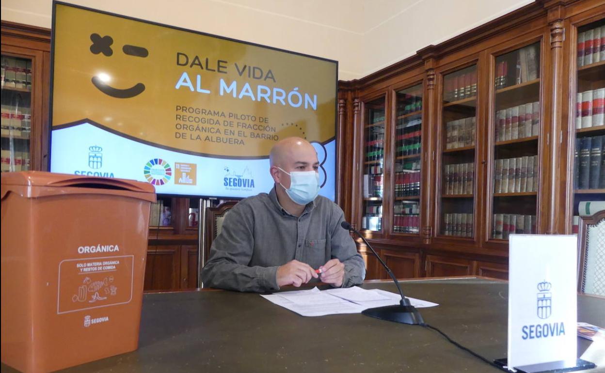 El concejal de Medio Ambiente, Ángel Galindo, presenta la campaña de uso del contenedor marrón. 
