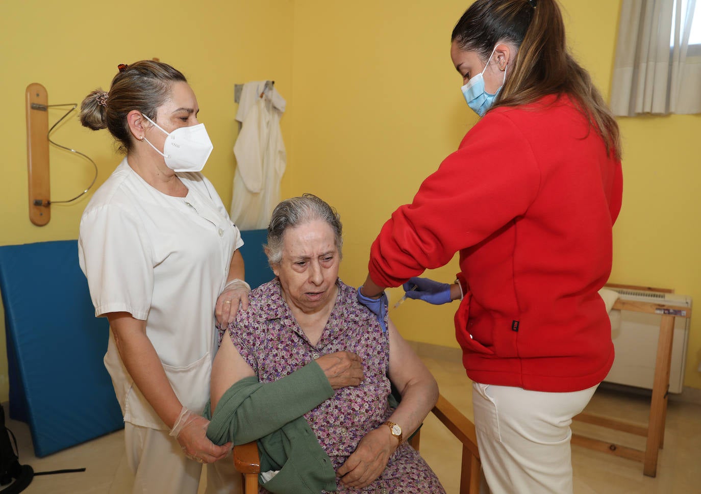 Vacunación contra la gripe en la residencia Dona Juana de la capital palentina. 
