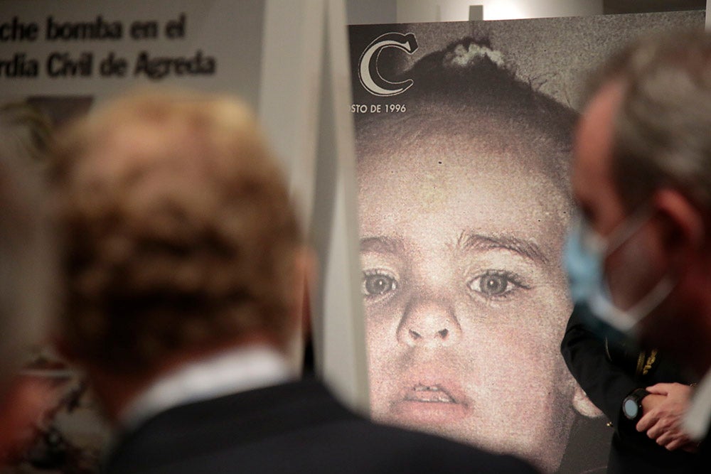 'El terror a portada' se compone de portadas, fotografías y artículos de los periódicos de Vocento, junto a objetos y fotografías cedidas por las familias de las víctimas