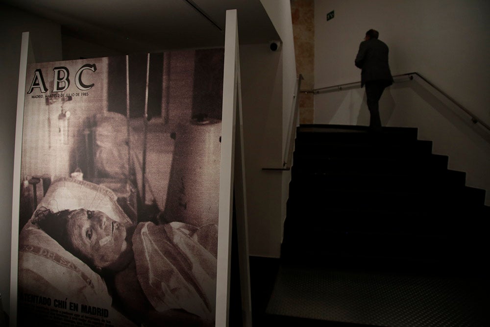 'El terror a portada' se compone de portadas, fotografías y artículos de los periódicos de Vocento, junto a objetos y fotografías cedidas por las familias de las víctimas