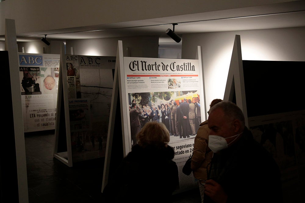 'El terror a portada' se compone de portadas, fotografías y artículos de los periódicos de Vocento, junto a objetos y fotografías cedidas por las familias de las víctimas