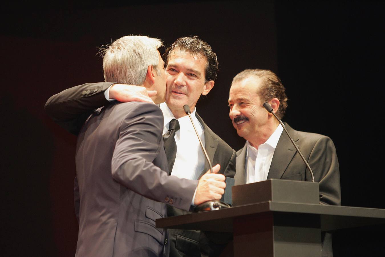 2010. Antonio Banderas abraza a Imanol Arias ante la mirada de Juan Diego en el momento en el que le entregan la Espiga de Honor en la gala de inauguración de la Seminci.