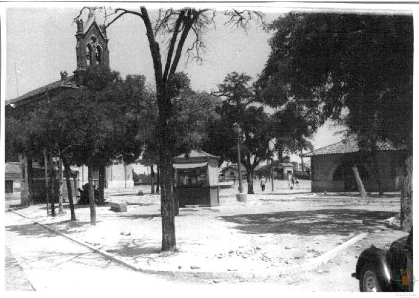 Plaza de Rafael Cano, con la iglesia.