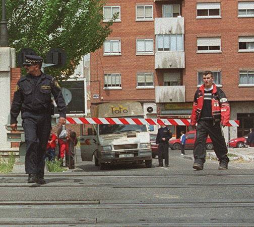 2001. Vecinos cruzan el polémico paso a nivel. 