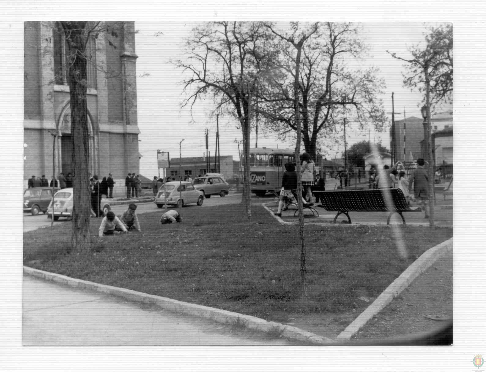 Ambiente en la plaza Rafael Cano en los años 70.