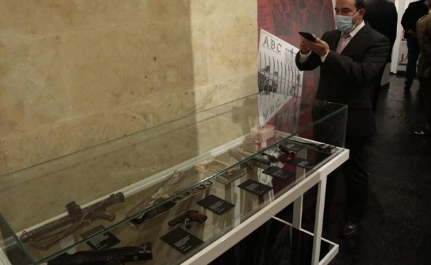 Imagen principal - Una exposición muestra en Salamanca 60 años de terrorismo en España «que no debemos olvidar»