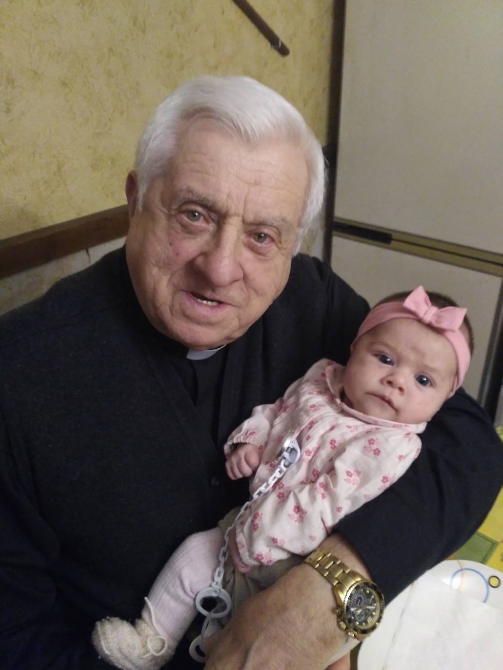 Junto a su bisnieta.