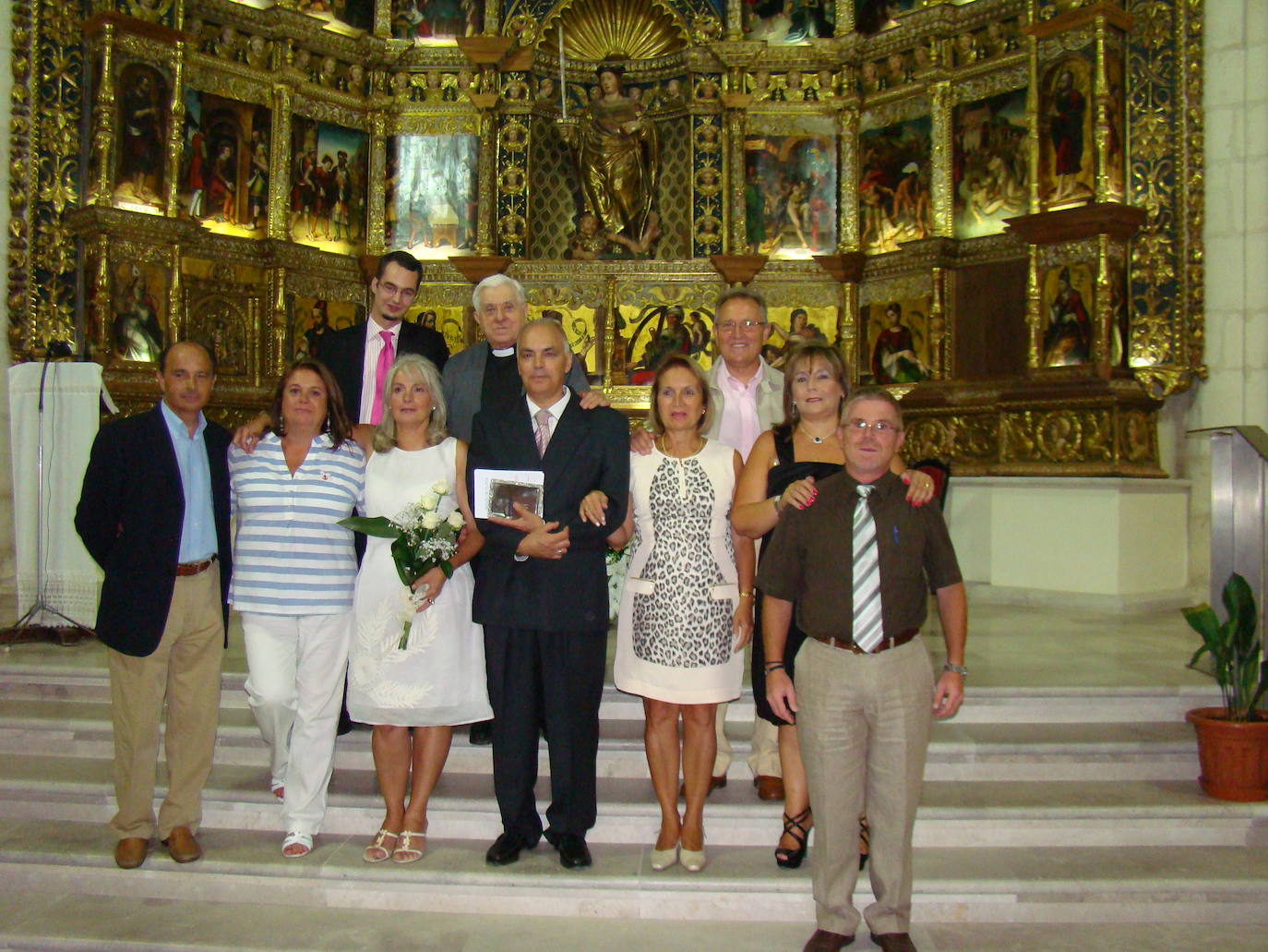 Varios familiares de Manuel Villa posan junto a él tras un matrimonio.