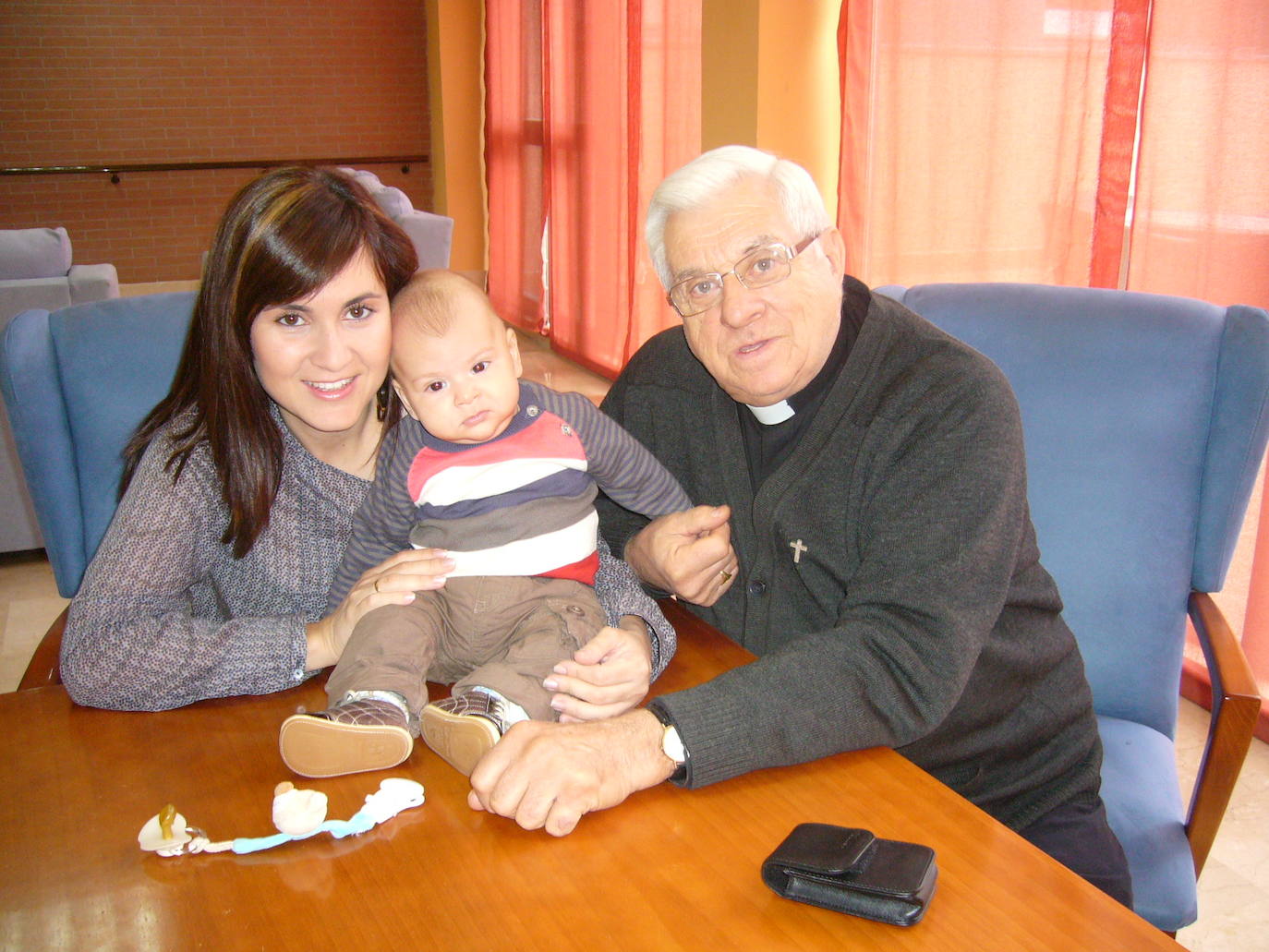 Manuel Villa, junto a una de sus nietas y su bisnieto.