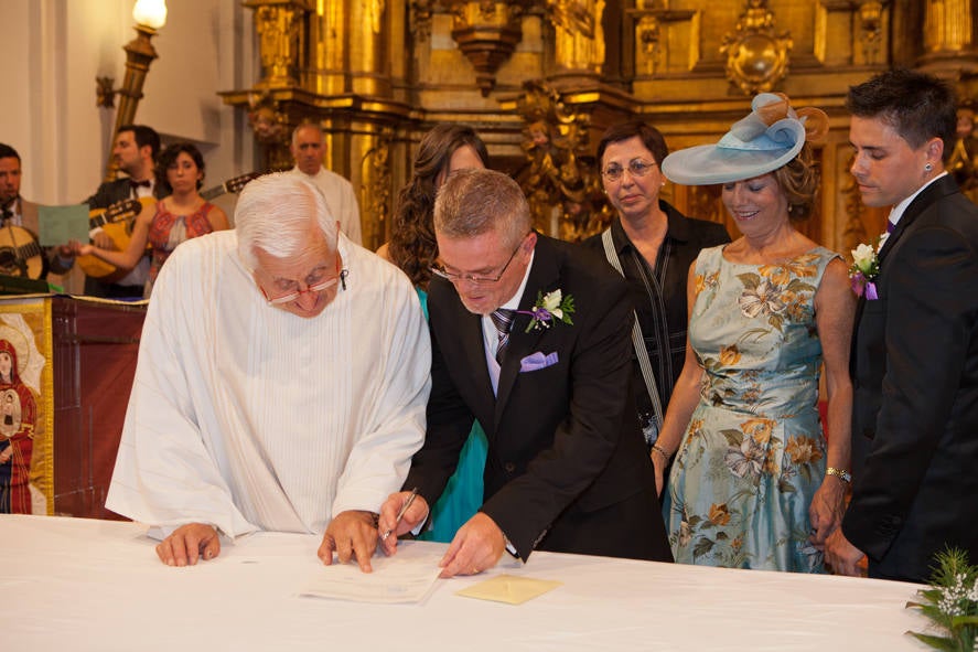 El padrino de uno de los matrimonios de la famila oficiados por Manuel Villa firma el acta.