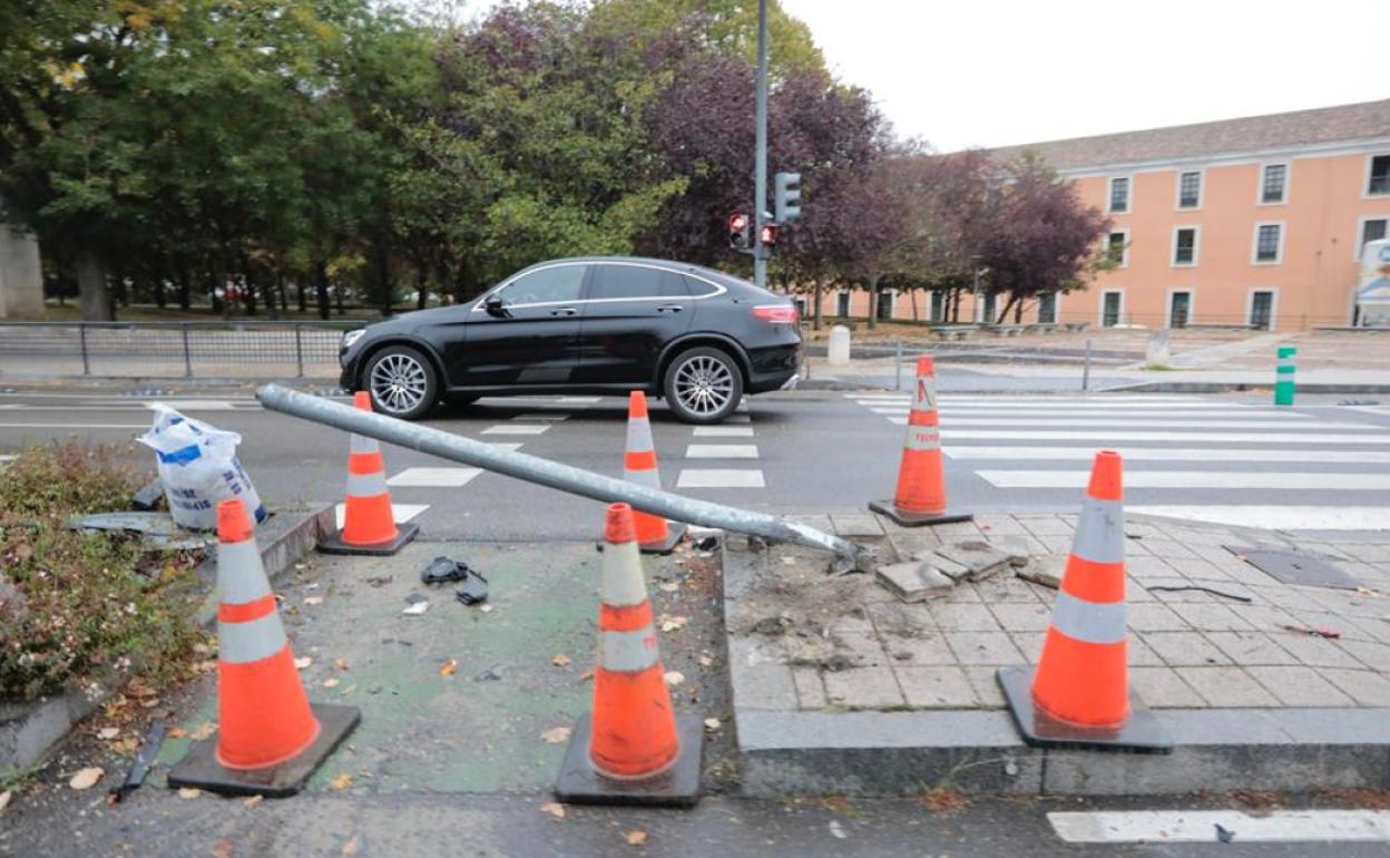 Destrozos ocasionados por el choque de esta mañana en la Avenida de Salamanca. 
