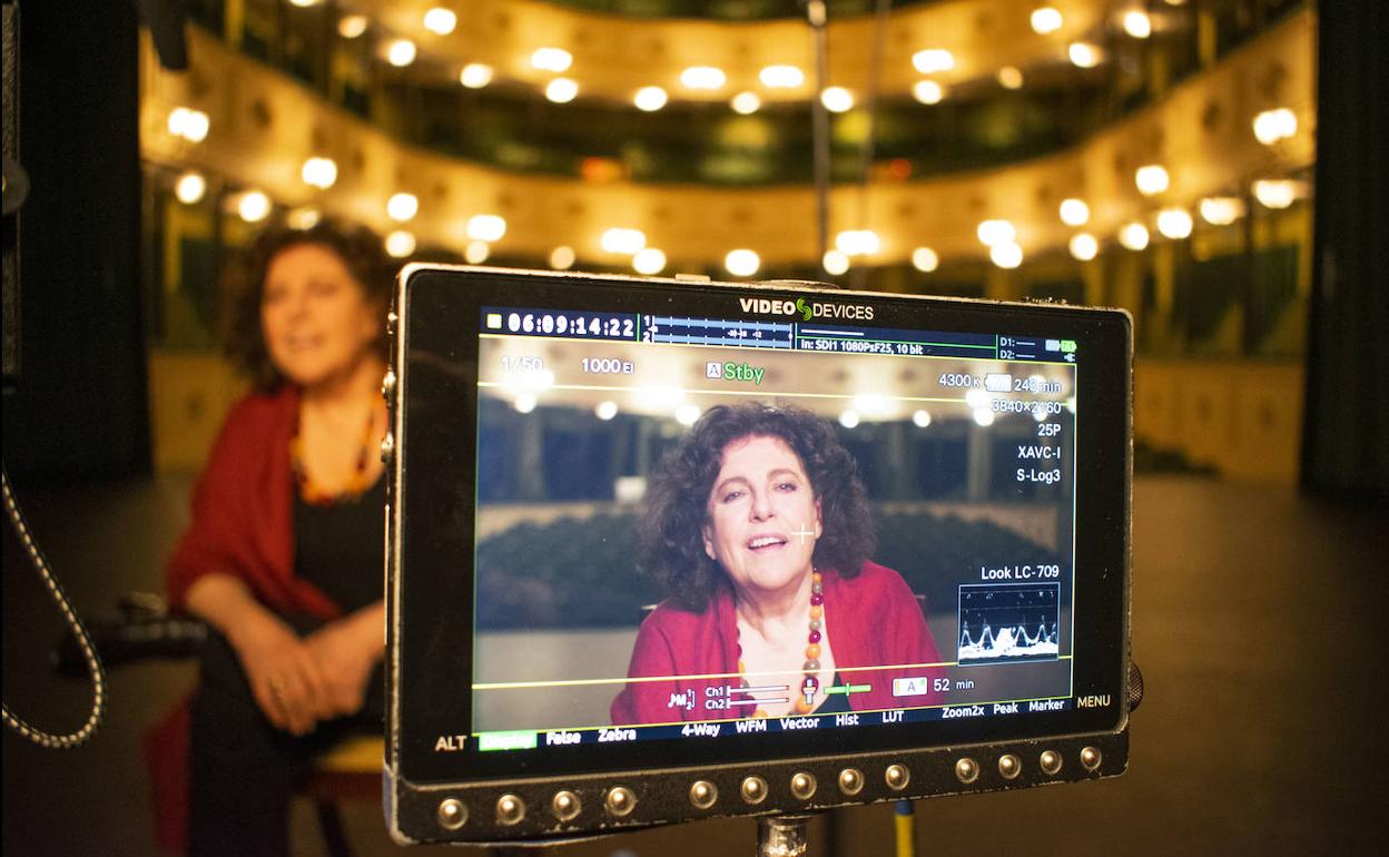 Charo López, en una escena de 'Me cuesta hablar de mí'. 