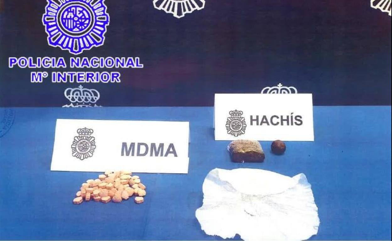 Las drogas que portaba el hombre.