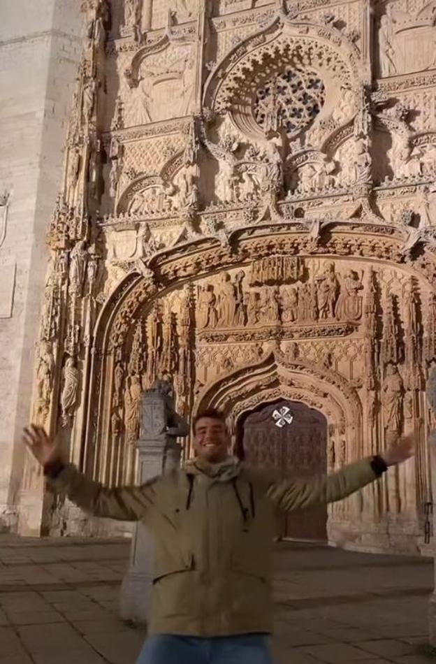 Jorge Ángel Heras posa frente a la iglesia vallisoletana de San Pablo en uno de sus vídeos. 