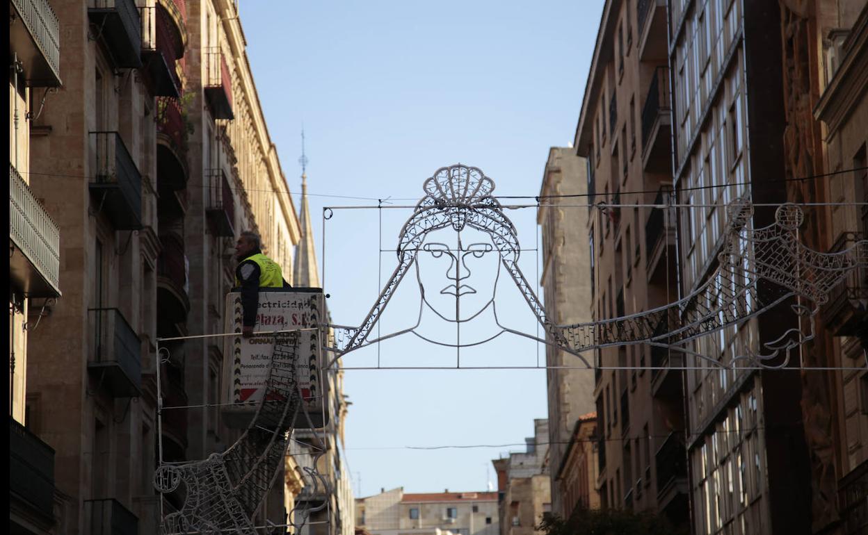 Las luces navideñas ya están preparadas en muchas calles de la ciudad.