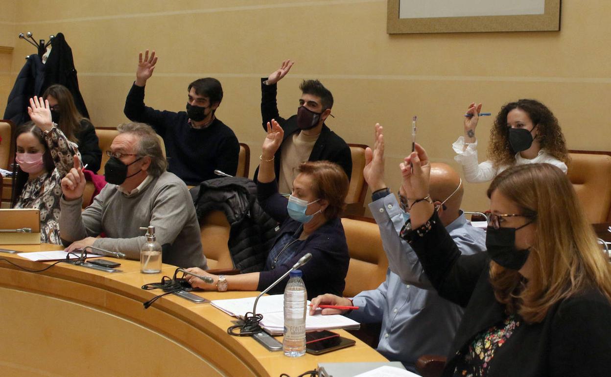 Votación de uno de los puntos del pleno celebrado este viernes.