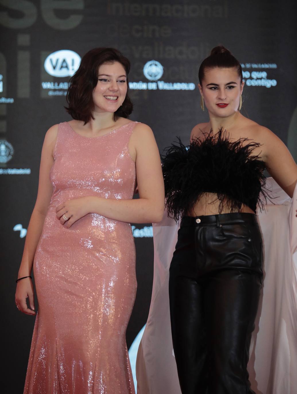 Anais Uldry, con vestido de Irene de la Cuesta, bolso de Francis i Teo y pendientes y anillo de TOSKA y Charlote Aredy, con un top de plumas y abrigo de Alejandro Maillo y pendientes de TOSKA.