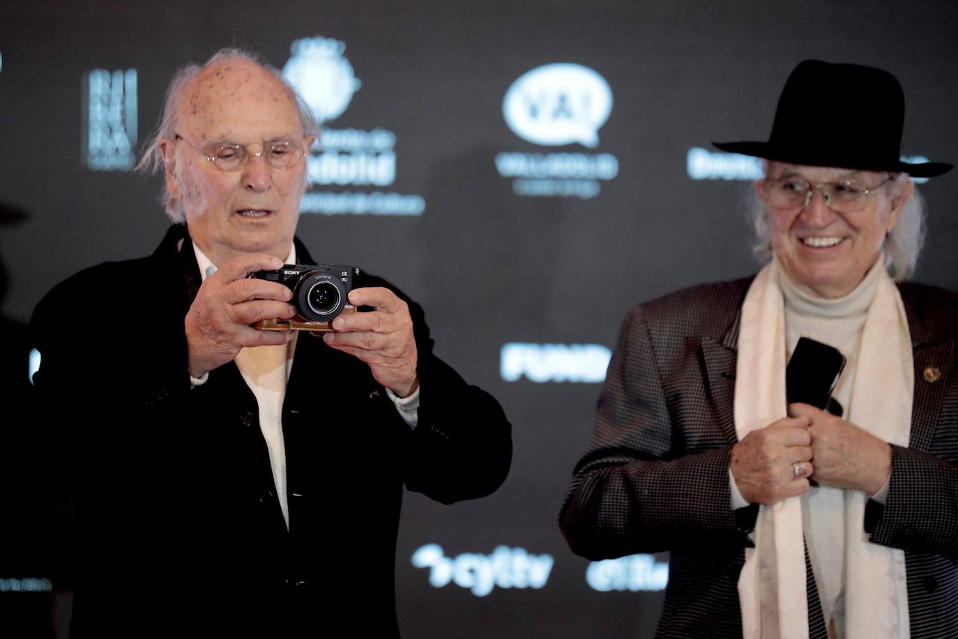 Carlos Saura, junto al director de fotografía, Vittorio Storaro.