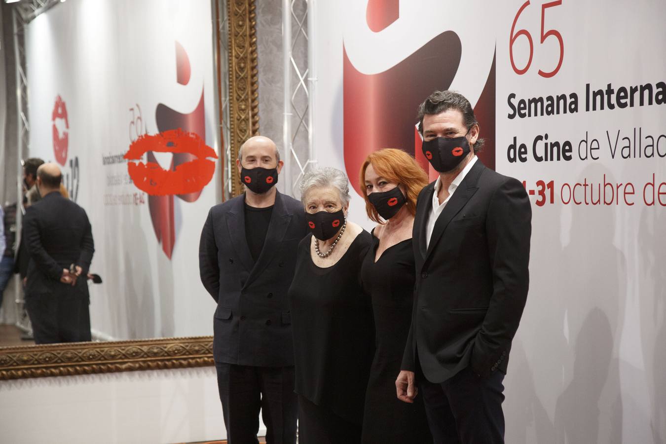 Javier Cámara, María Galiana, Gracia Querejeta y Julio Medem posan antes de recibir la Espiga de Honor de la Seminci a su trayectoria profesional.