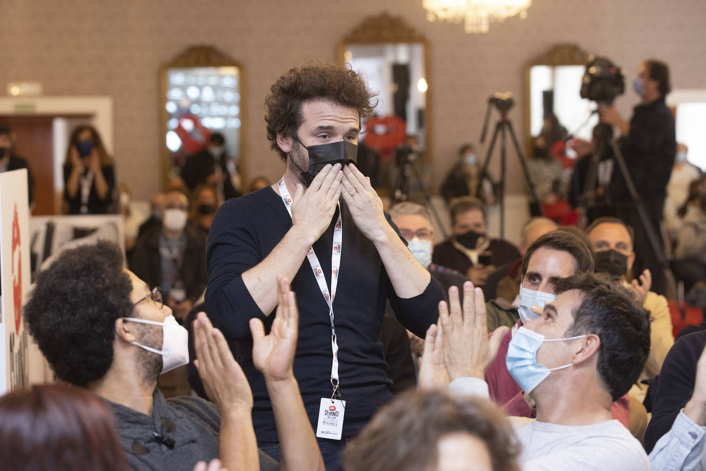 Neus Ballús, con vestido azul, felicitada por el Premio del Público de la Sección Oficial de la 66 Seminci.