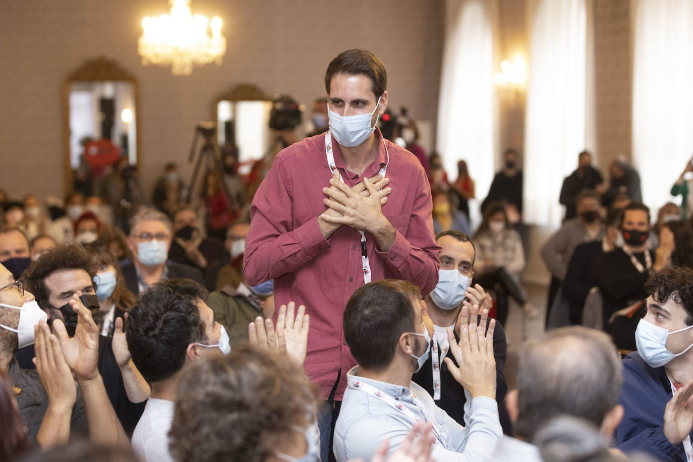 Neus Ballús, con vestido azul, felicitada por el Premio del Público de la Sección Oficial de la 66 Seminci.