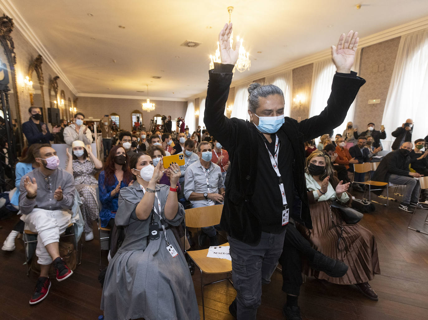 Neus Ballús, con vestido azul, felicitada por el Premio del Público de la Sección Oficial de la 66 Seminci.
