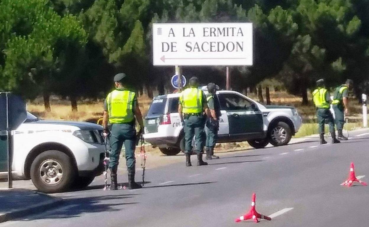 Control de la Guardia Civil en Pedrajas de San Esteban. 