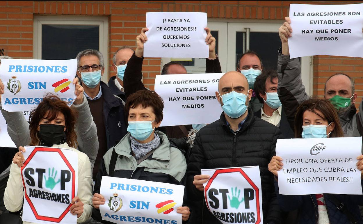 Grupo de asistentes a la concentración de ayer en la cárcel. 