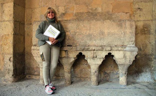 La historiadora Mercedes Sanz posa a la entrada de la Iglesia de la Santísima Trinidad de Segovia.