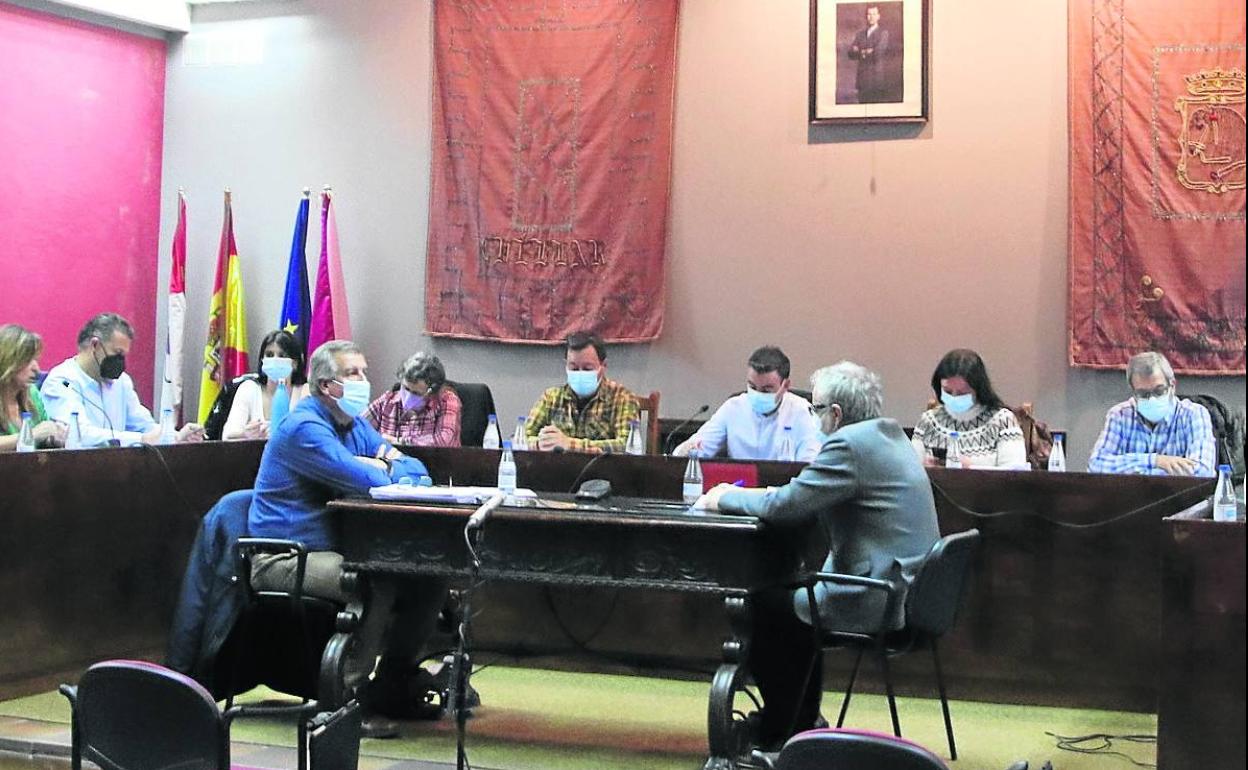Un momento de la sesión plenaria en el Ayuntamiento de Cuéllar. 