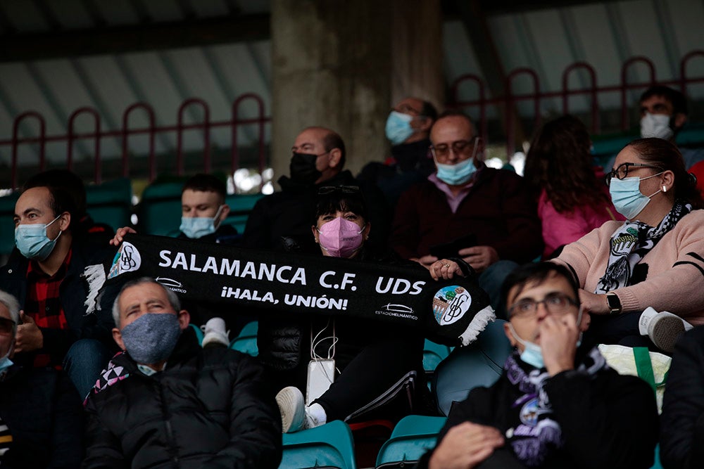 La afición del Salamanca CF UDS sigue sin poder celebrar goles en un Helmántico que acabó asistiendo a la celebración de los seguidores de la Unión Adarve 