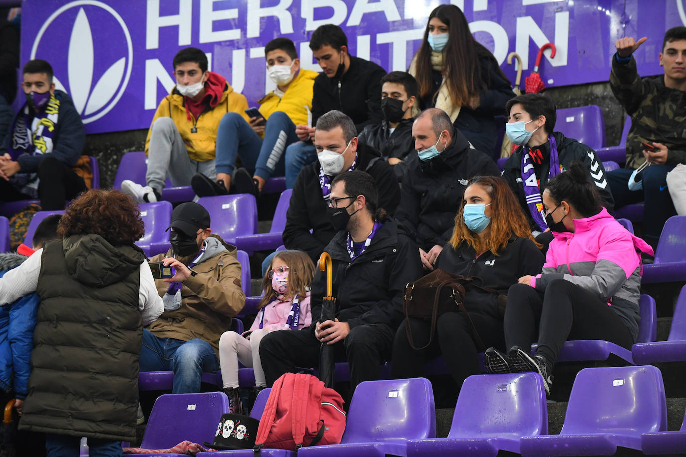 Fotos: Las imágenes de la grada de Zorrilla en el Real Valladolid-Eibar