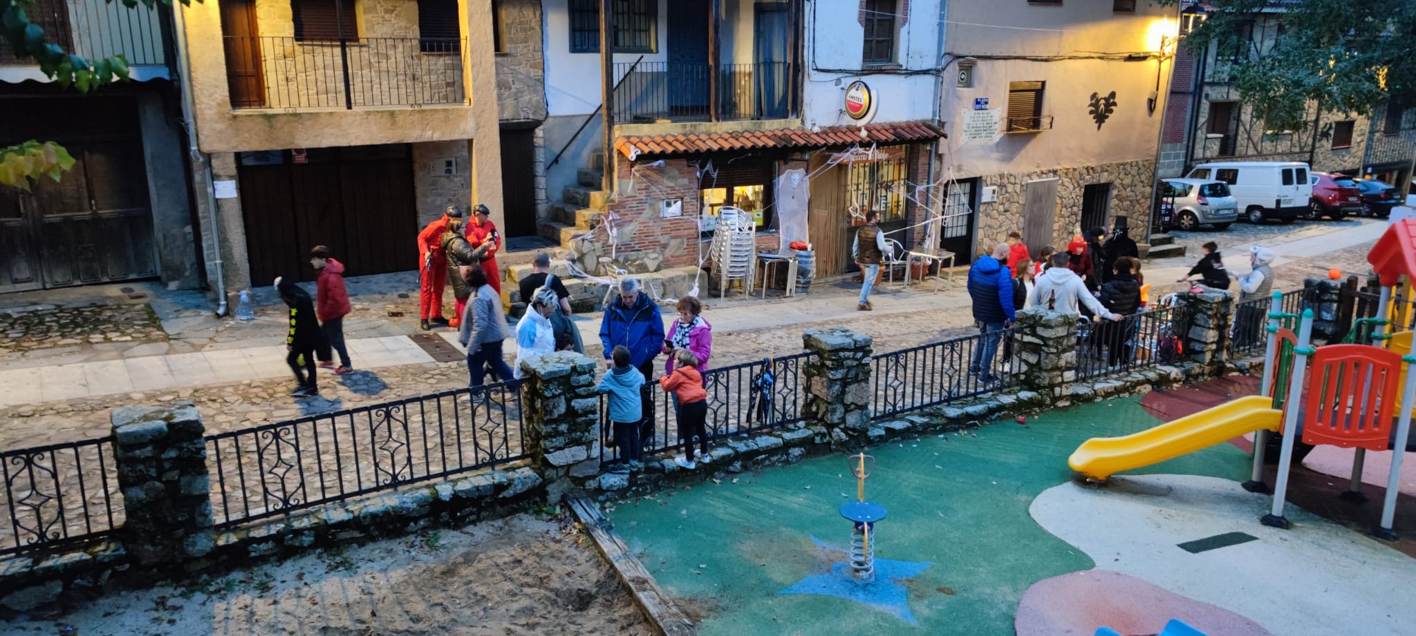 Calbochada y disfraces de Halloween en Linares de Riofrío, Villanueva del Conde y Nava de Francia