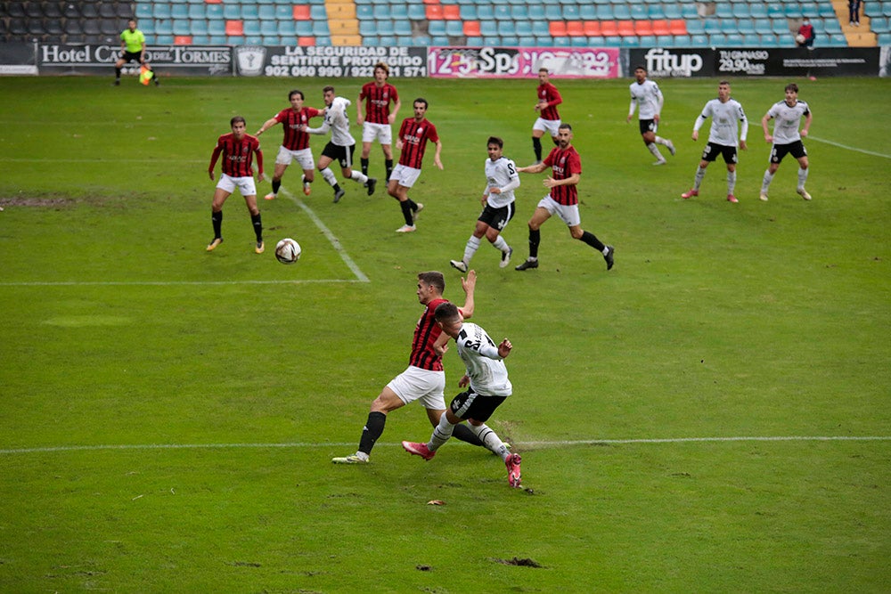 Pesadilla para el Salamanca UDS en el Helmántico ante el líder Unión Adarve (0-1)