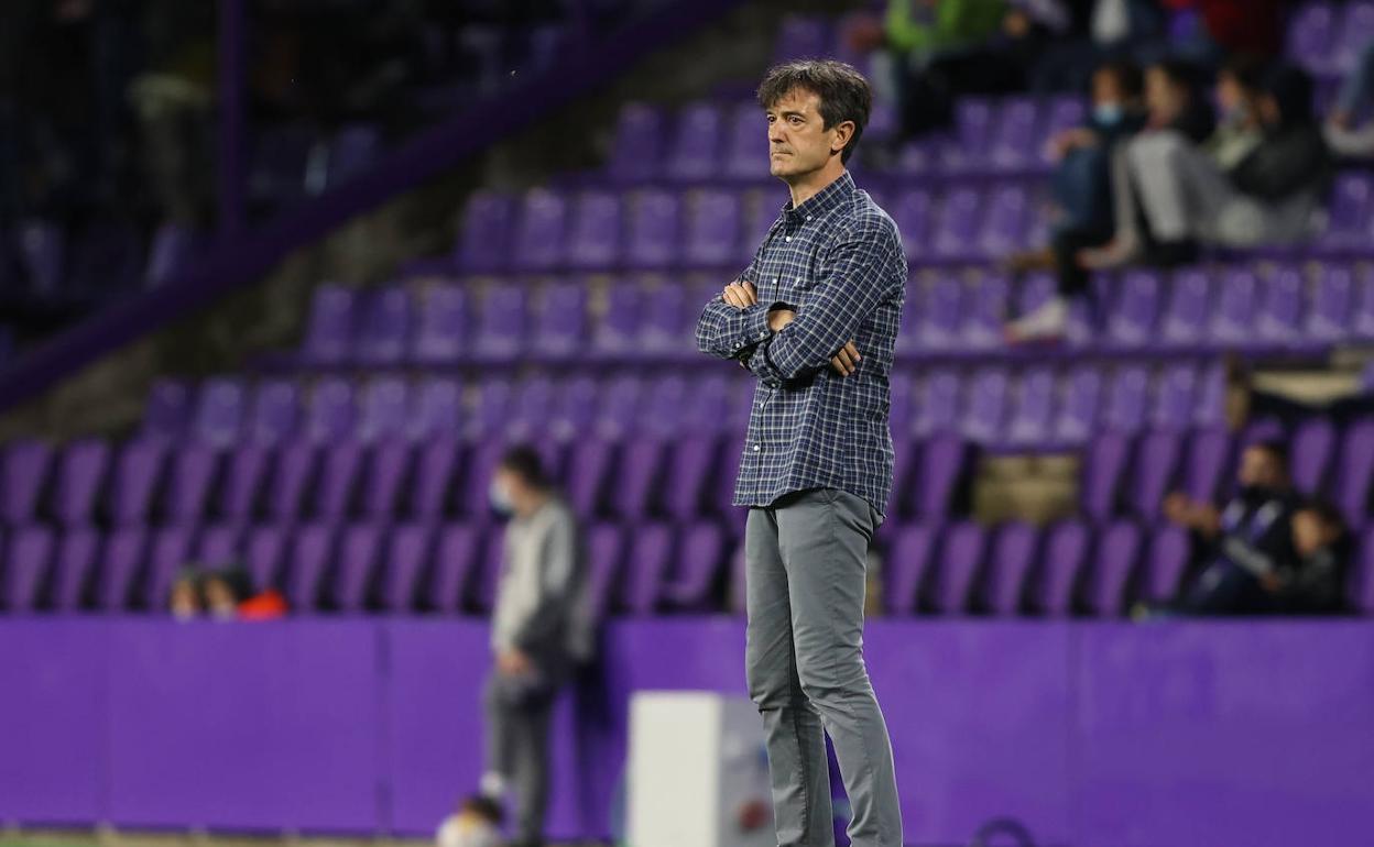 Pacheta, serio y concentrado, observa el transcurso del partido ante la SD Éibar en Zorrilla