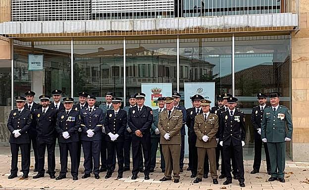 Una veintena de agentes y militares acompañan a Julio César Merino el día de su despedida. 