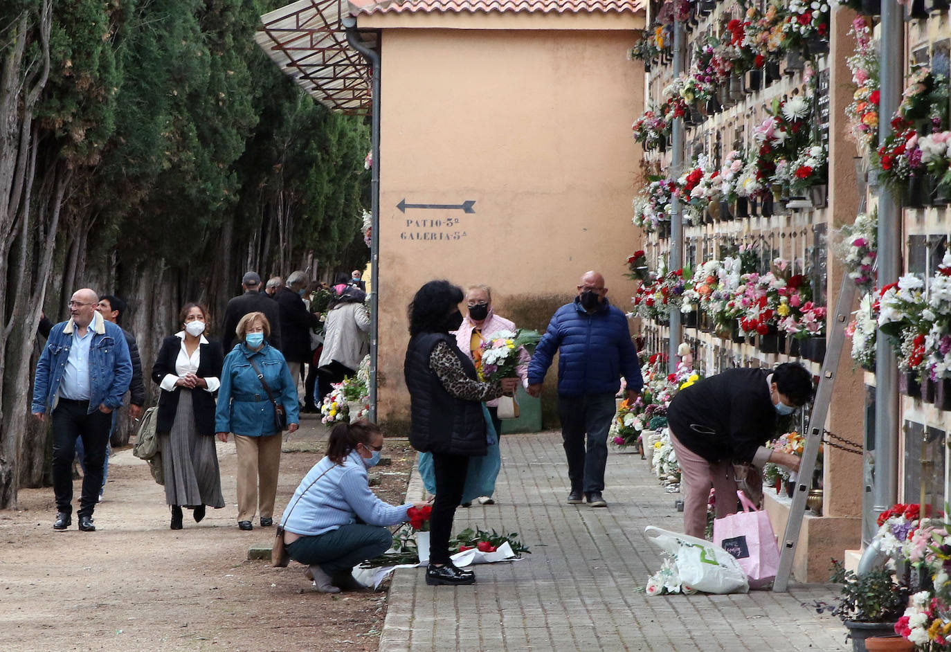 Día de Todos los Santos en el cementerio de Segovia.