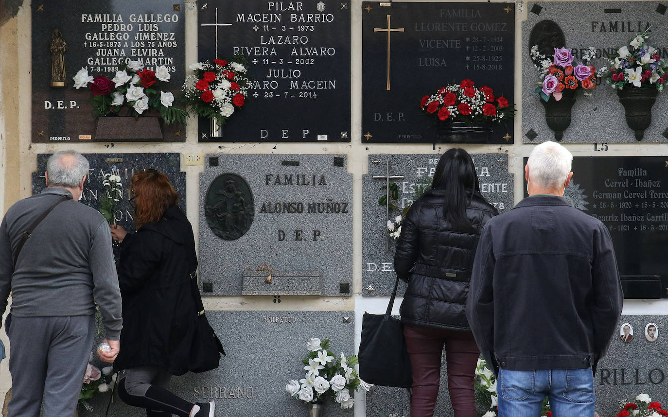 Día de Todos los Santos en el cementerio de Segovia.