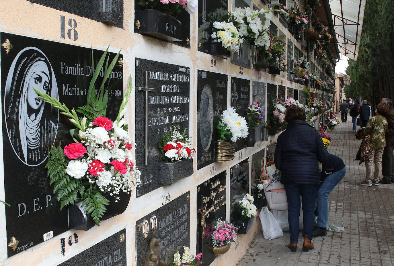 Día de Todos los Santos en el cementerio de Segovia.